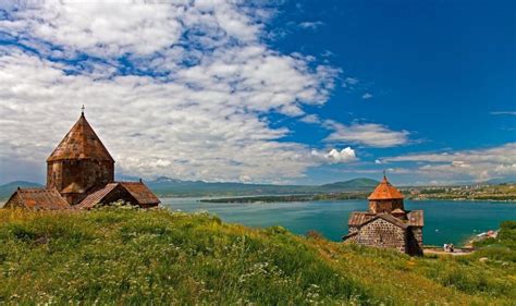  Ağrı Dağı'nın Gizemli Gölü:  Volkanik Güzellik ve Tarihin İzleri